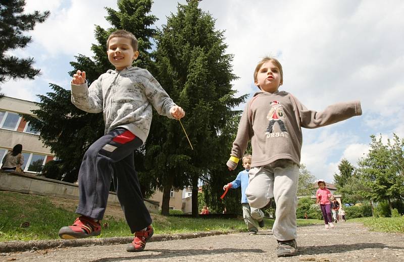 Děti podpořily školku běháním koleček. Budou tak mít nový altánek.