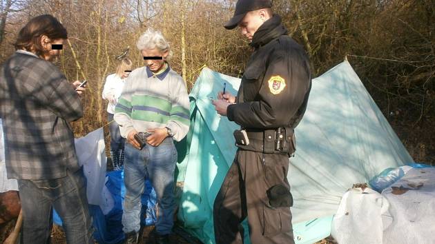 Díky fotopastem se městské policii daří chytit viníky přímo při zakládání černých skládek.