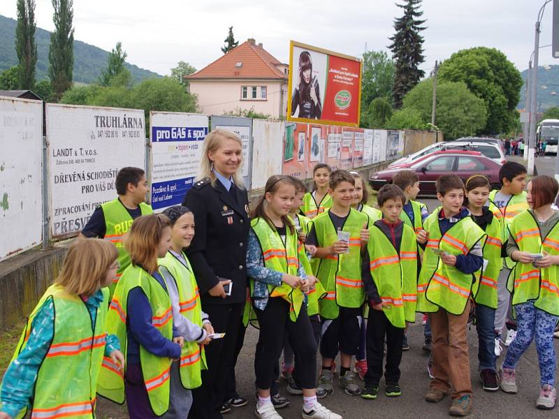 Školáci přihlíželi policejní kontrole, děkovali slušným řidičům a kárali ty špatné.