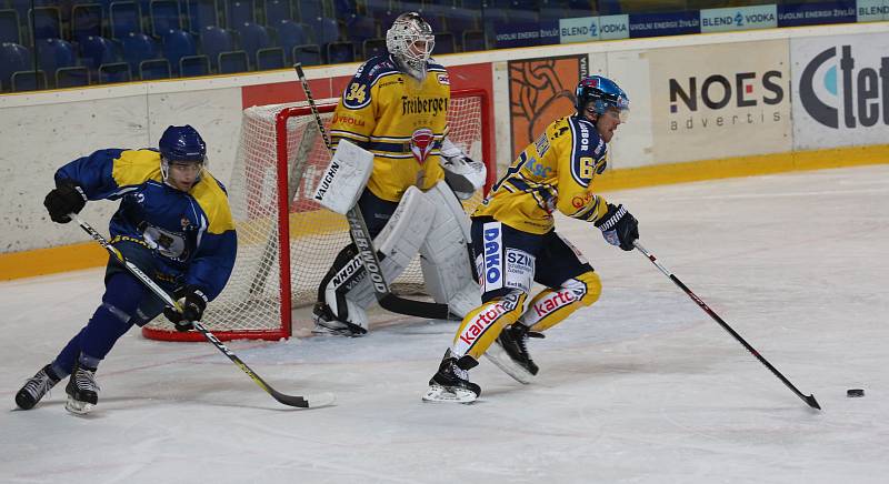 Ústečtí hokejisté (modří) v přípravě porazili Lausitzer Füchse 5:2.