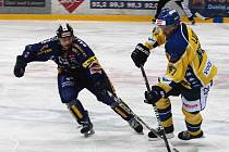 Hokejisté Ústí (ve žlutomodrém) zdolali na své ledové ploše Šupmerk 