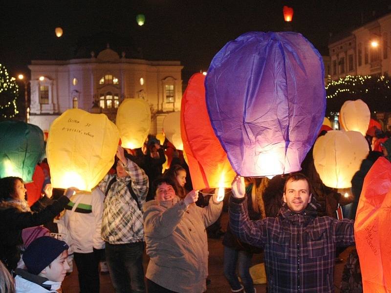 Pouštění lampionů z Lidického náměstí