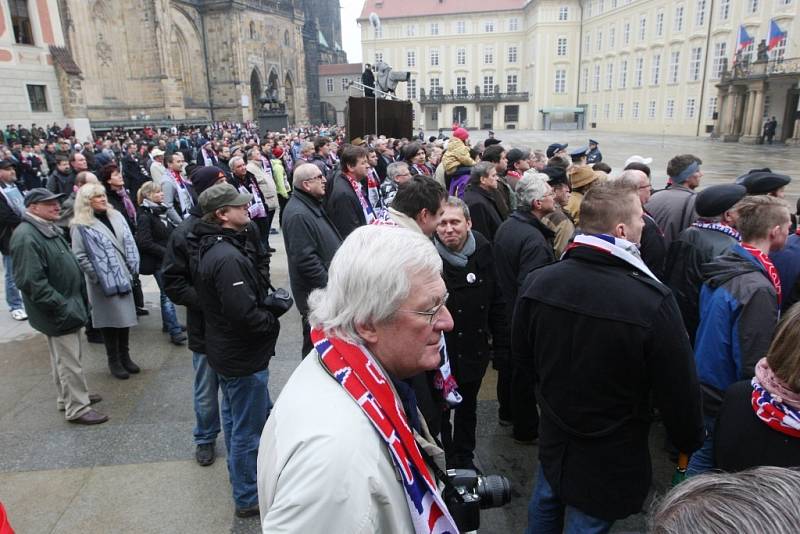 Miloš Zeman ve funkci vystřídal Václava Klause, který stál v čele země uplynulých deset let.