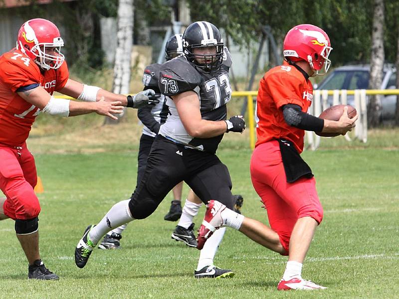 Američtí fotbalisté SC Blades Ústí (černí) doma porazili Hellboys České Budějovice 34:11.