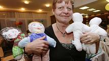 Látkovou panenku vyrábějí hlavně seniorky a dětem v nemocnici pomáhá překonat stres, osamění a bolest.