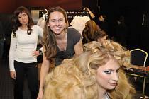 Jana Burdová se s týmem teplického studia Egoo příští pátek zapojí do charitativní akce, jejíž výtěžek poputuje nadačnímu fondu Světluška. Na snímku (uprostřed) připravuje svou vlasovou show na Hairdressing Awards 2010