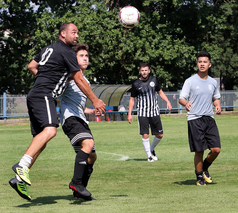 Finálové utkání Memoriálu Bohumila Vejrycha a Václava Lukáše mezi fotbalisty Mojžíře (černobílá trika) a béčka Neštěmic (šedá trika) skončilo remízou, na penalty zvítězil TJ Mojžíř