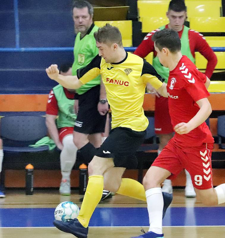 Rapidu Ústí (žlutočerní) se podařilo v dohrávce 15. kola 2. ligy zdolat Pampuch Liberec (červení) těsně 6:5.