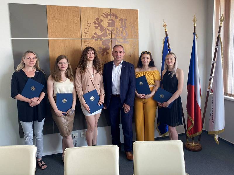 6. června předal prorektor Jaroslav Zukerstein vítězkám soutěže diplomy a debatoval s nimi o jejich návrzích.