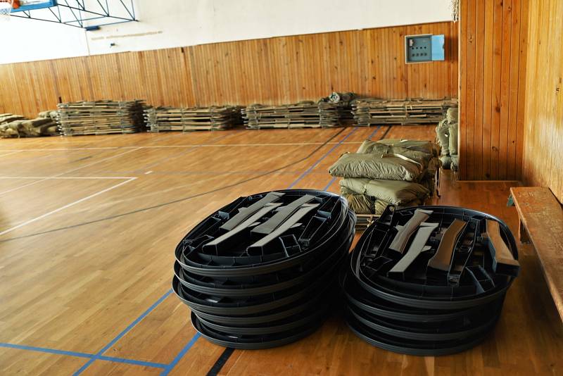 Příprava tělocvičny kolejí UJEP na příchod ukrajinských uprchlíků
