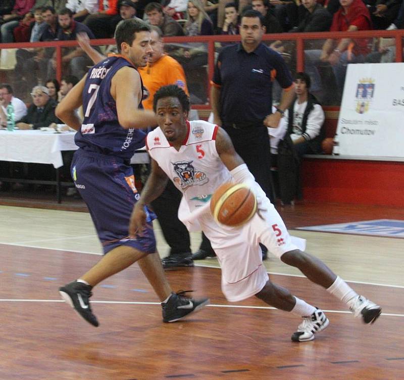 Děčín zvládl i derby a dál vládne NBL! Ústí nad Labem nemělo šanci, Prostějovu podlehlo o 35 bodů .