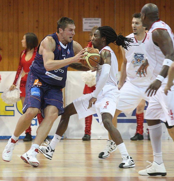 Děčín zvládl i derby a dál vládne NBL! Ústí nad Labem nemělo šanci, Prostějovu podlehlo o 35 bodů .