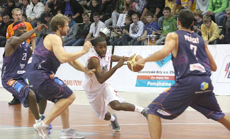 Děčín zvládl i derby a dál vládne NBL! Ústí nad Labem nemělo šanci, Prostějovu podlehlo o 35 bodů .