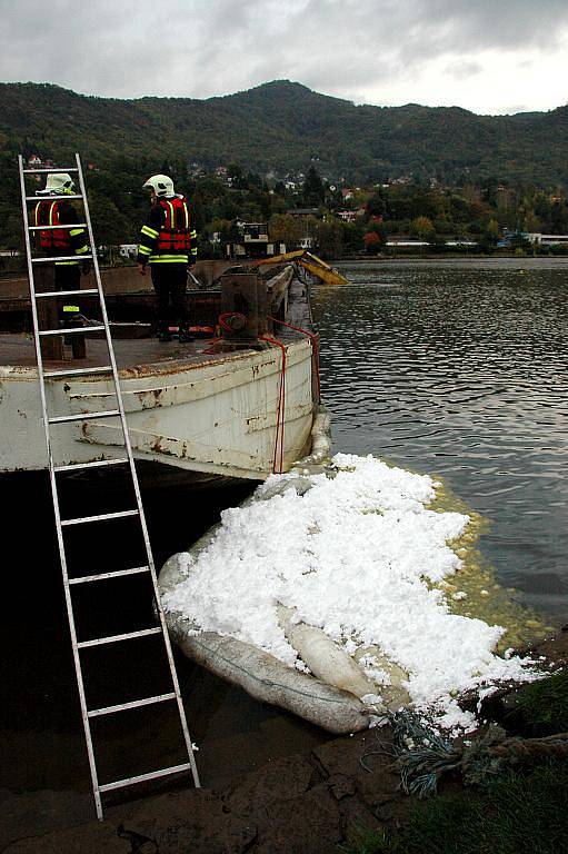 Natečení vody do pontonu mělo za následek utopení bagru, který v Sebuzíně bagroval dno řeky Labe. 