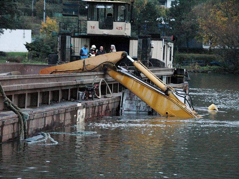 Natečení vody do pontonu mělo za následek utopení bagru, který v Sebuzíně bagroval dno řeky Labe. 