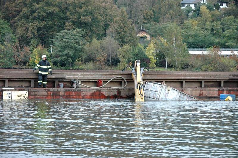 Natečení vody do pontonu mělo za následek utopení bagru, který v Sebuzíně bagroval dno řeky Labe. 