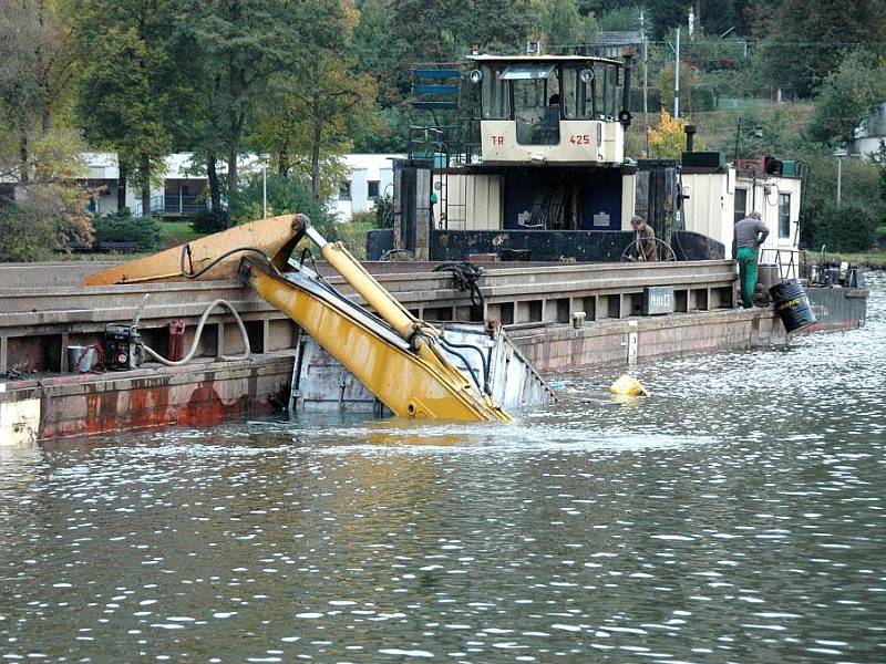 Natečení vody do pontonu mělo za následek utopení bagru, který v Sebuzíně bagroval dno řeky Labe. 