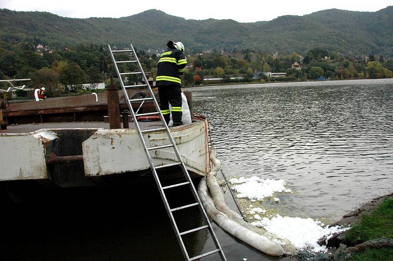 Natečení vody do pontonu mělo za následek utopení bagru, který v Sebuzíně bagroval dno řeky Labe. 