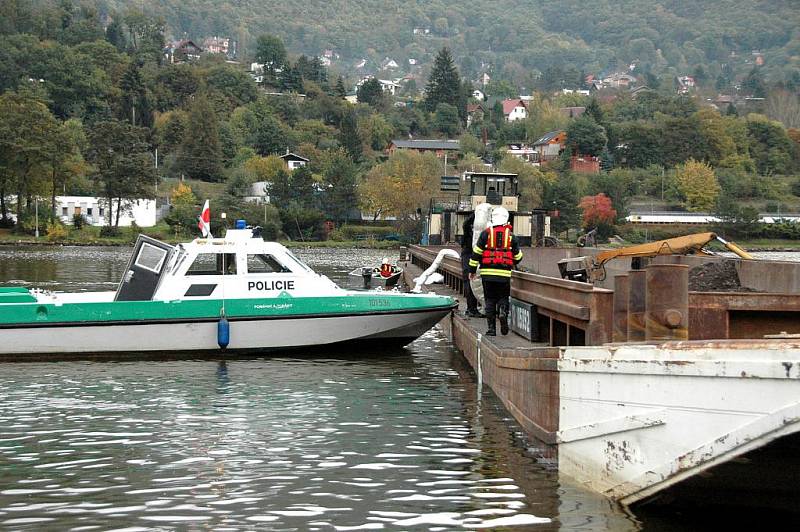 Natečení vody do pontonu mělo za následek utopení bagru, který v Sebuzíně bagroval dno řeky Labe. 