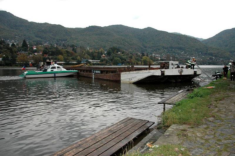 Natečení vody do pontonu mělo za následek utopení bagru, který v Sebuzíně bagroval dno řeky Labe. 