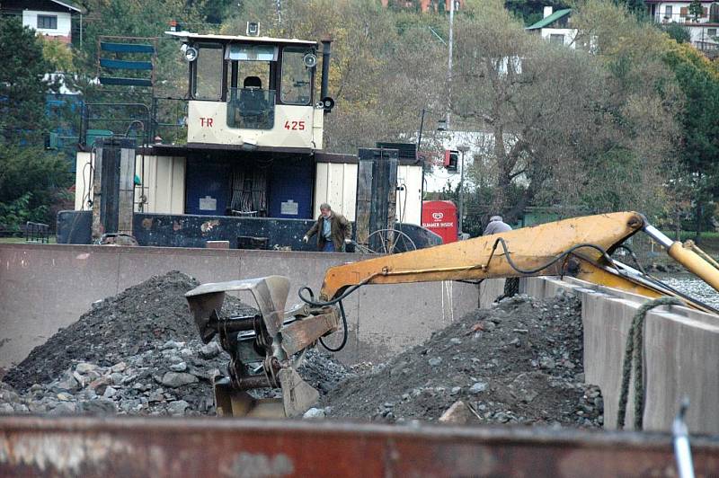 Natečení vody do pontonu mělo za následek utopení bagru, který v Sebuzíně bagroval dno řeky Labe. 