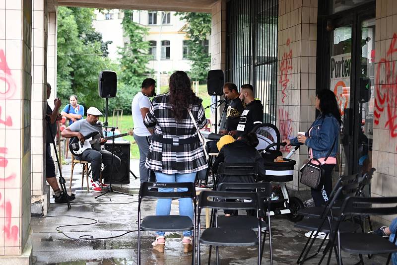 Romská akce „SO DIKHEA“ oživila prostor Masarykovy ulice před Domem umění fakulty umění a designu UJEP. Slyšet jste mohly například koncert kapely Gypsy Brož.