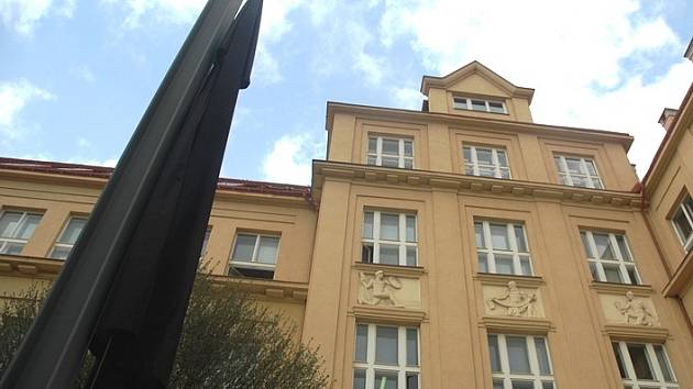 Černá vlajka u vchodu do Pedagogické fakulty UJEP. 