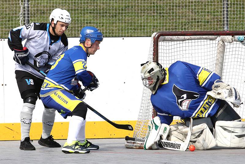 Hokejbal 2. liga - Čechy Sever. Ústecká Vlčí smečka (šedočerní) rozdrtila Killers Litoměřice (modří) 9:0.