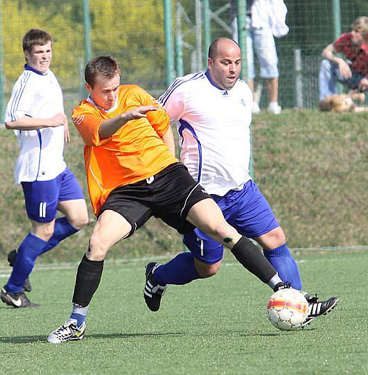 Fotbalisté Střekova B (oranžové dresy) doma prohráli se Srbicemi 0:2.