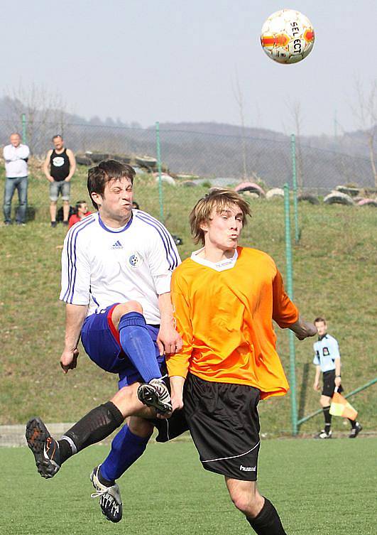 Fotbalisté Střekova B (oranžové dresy) doma prohráli se Srbicemi 0:2.