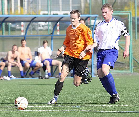 Fotbalisté Střekova B (oranžové dresy) doma prohráli se Srbicemi 0:2.