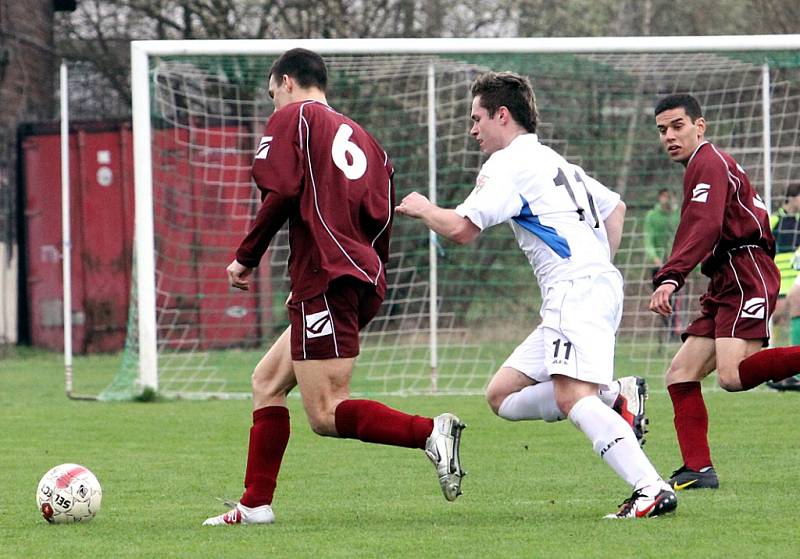 Fotbalisté Trmic (vínové dresy) doma porazili Benešov 2:0.