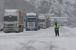 Vážná dopravní nehoda v Povrlech uzavřela hlavní tah z Ústí nad Labem na Děčín. 