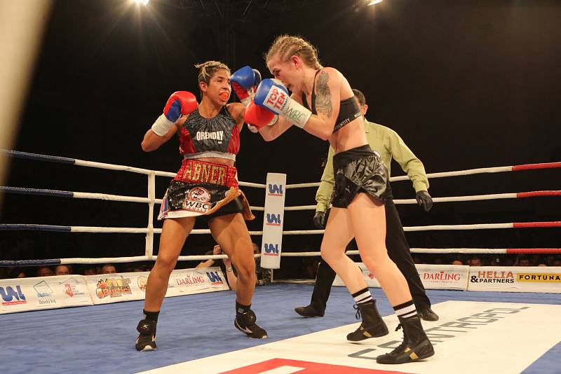 Fabiana Bytyqi (modré rukavice) vs. Maria Soledad Vargas v souboji o titul mistryně světa WBC v atomové váze