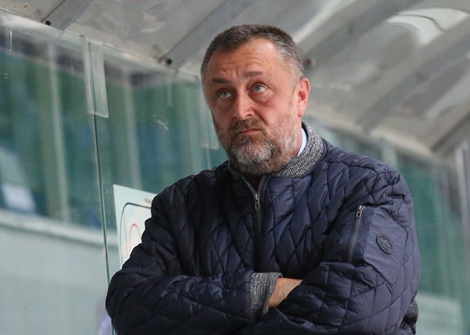 Trenér Tomáš Mareš. 