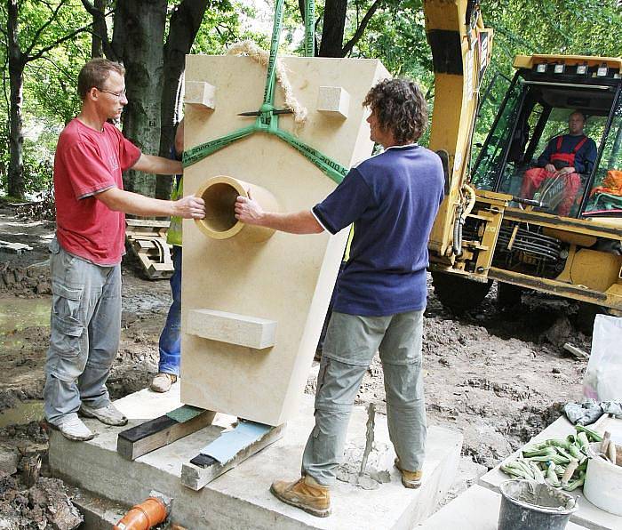 Městské sady obohatí po rekonstrukci nové kašny z pískovce v podobě lidských tváří  