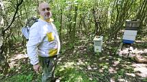 Aleši Pelikánovy včelaři z Třebívlic na Litoměřicku ukradli zloději 19 včelích úlů plných medu a několik včelích oddělků.