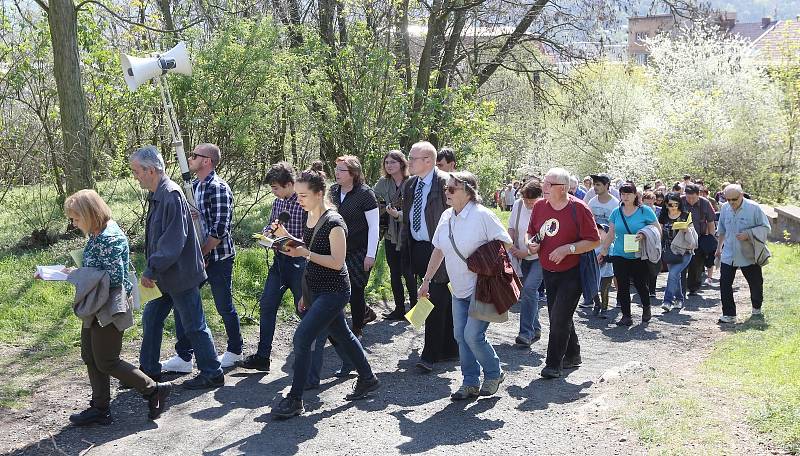 Představitelé církve v Ústí nad Labem odpoledne vystoupili na Mariánskou skálu.