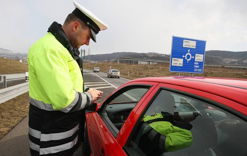 Policisté ve čtvrtek kontrolovali u sjezdu z dálnice D8 řidiče, jestli mají na svých vozidlech nové dálniční známky.  