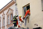 V budově byla zavalena žena a hasiči ji za pomoci techniky a ručním odstraňováním suti vyprošťovali. 