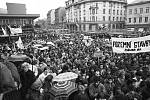 Snímek z období po 17. listopadu 1989 pochází z Činoherního studia na Střekově a z generální stávky na Mírovém náměstí.