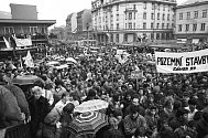 Snímek z období po 17. listopadu 1989 pochází z Činoherního studia na Střekově a z generální stávky na Mírovém náměstí.