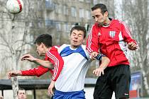 Fotbalisté Chlumce (v červených dresech) doma podlehli Soběchlebům.