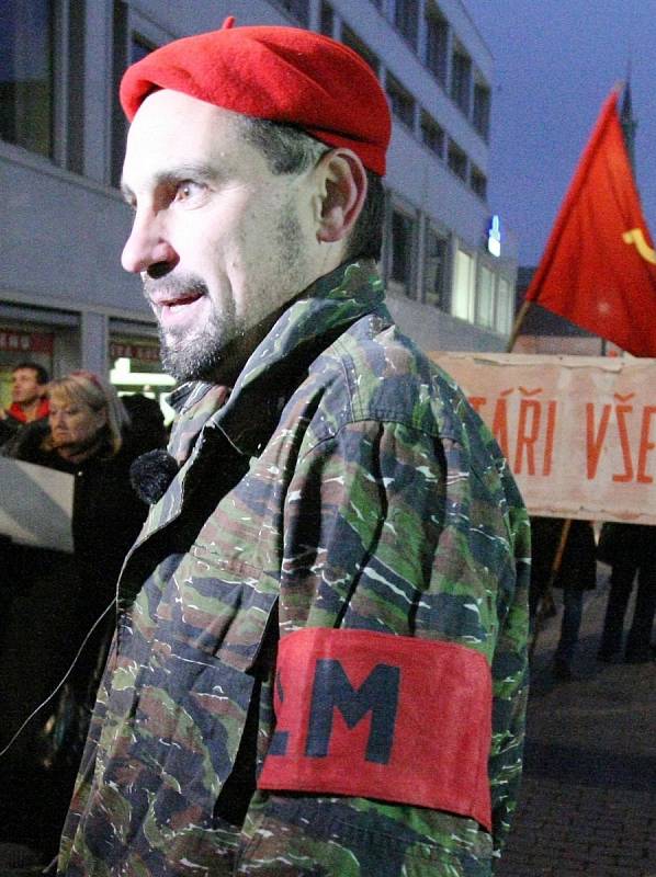Bývalí revolucionáři uspořádali protikomunistický happening před vanou, kde se dřív nacházel KV KSČ.