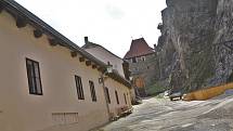 Ticho, prázdná parkoviště a zamčená brána. To je současnost hradu Střekov.