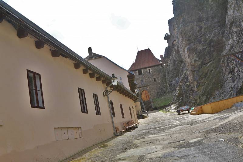 Ticho, prázdná parkoviště a zamčená brána. To je současnost hradu Střekov.