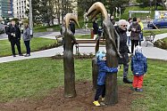 Betonová ptačí Rodinka od ústeckého sochaře Karla Hájka vyvolává kontroverze.