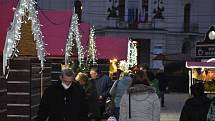 V pátek 26. listopadu začaly Adventní trhy na ústeckém Lidickém a Kostelním náměstí. Kvůli vládním nařízením ale musely už v 18:00 skončit. Trvaly tedy pouhý den.