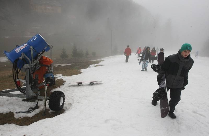 Ačkoli na Telnici prší a prudce taje sníh, studenti ústecké obchodní akademie se na posledních zbytcích sněhu v úterý učili ovládat lyže a snowboardy.