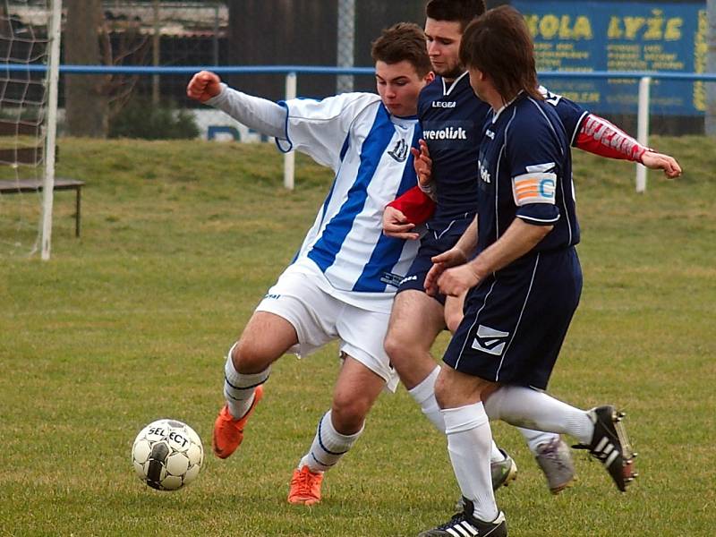 Fotbalisté Chabařovic (pruhovaní) nezvládli úvodní jarní kolo v Okresním přeboru. Favorizovaný tým prohrál na domácí půdě s Malečovem 0:2.   